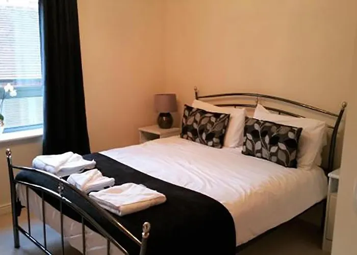 Your Home In Oxford -Central-Large- 2 Bedrooms-2 Bathroom-Free Parking-Easy Walk To Rail And Bus Station