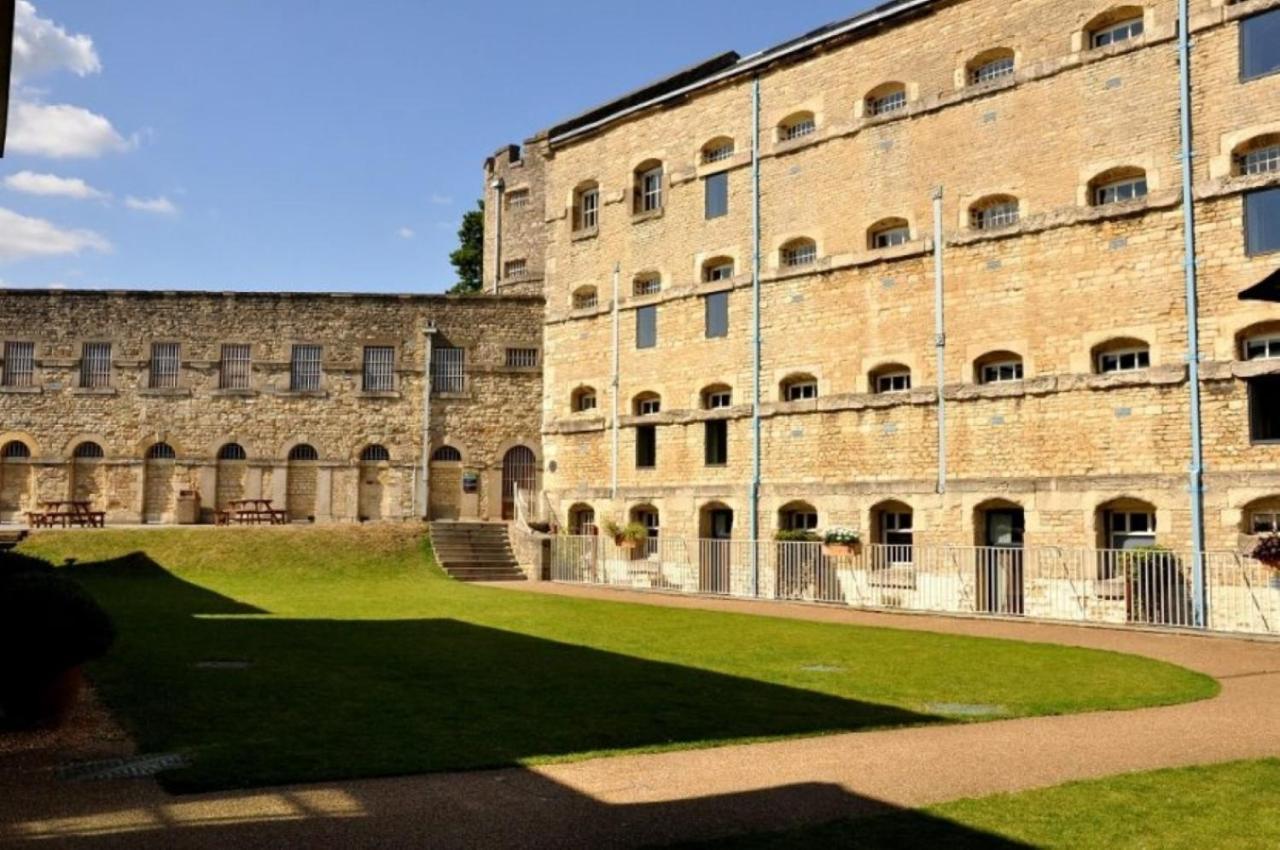 Apartment Your In -central-large- 2 Bedrooms-2 Bathroom-free Parking-easy Walk To Rail And Bus Station *