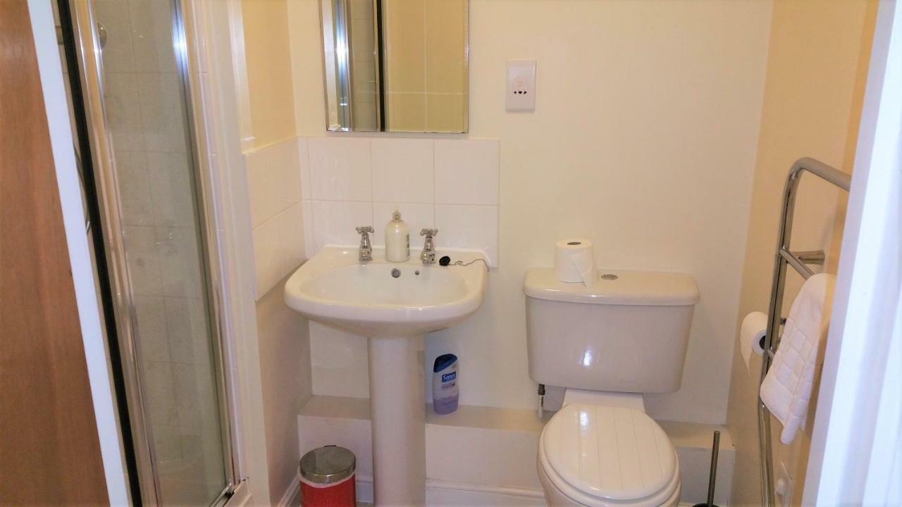 Your In -central-large- 2 Bedrooms-2 Bathroom-free Parking-easy Walk To Rail And Bus Station * Oxford